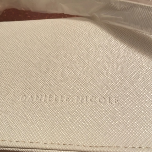 Disney Danielle Nicole strapped wallet NWT sequin face Snow White - Picture 5 of 7